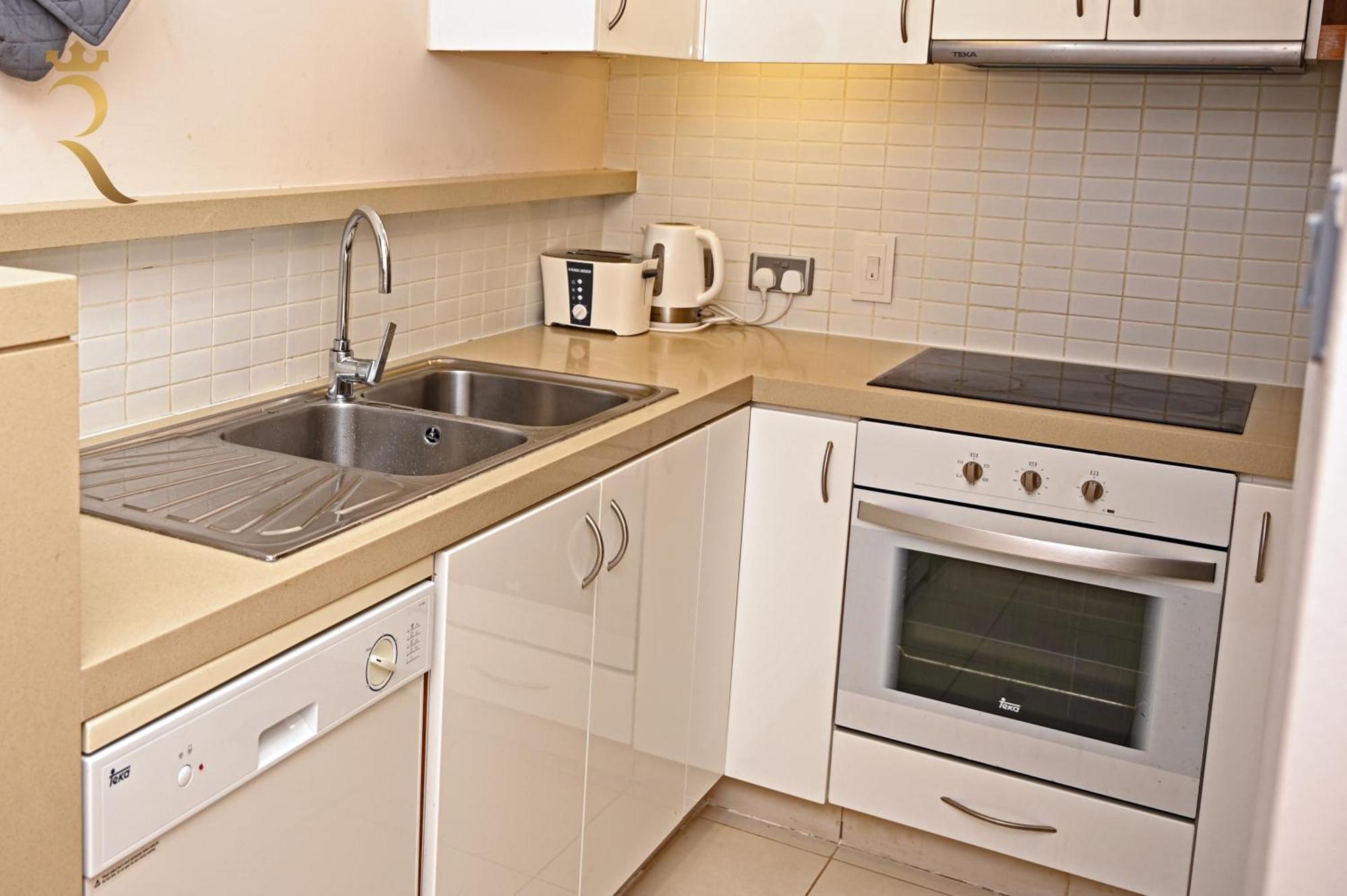 Your 2br Luna Retreat With Access In Al Rahba